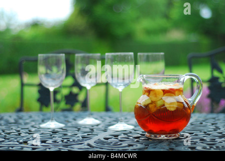 Verseuse de Pimms et verres dans un jardin de campagne anglaise Banque D'Images