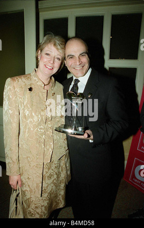 David Suchet acteur à la London Hilton pour le Variety Club de Grande-bretagne show business awards 50e anniversaire avec son épouse Sheila Suchet tenant son award Février 1999 Banque D'Images