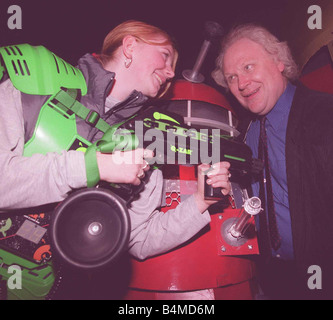 L'ouverture de Cyberzone Yorkgate à Belfast en mars 1999 ancien acteur Colin Baker Dr qui répond à son match en fille Diane Rea 16 laser de Belfast à l'ouverture de Cyberzone Banque D'Images