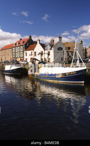 Bateaux de pêche sur une calme pittoresque encore matin dans le port de Eyemouth Berwickshire Scottish Borders Ecosse UK Banque D'Images