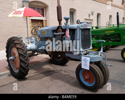 1937 Minneapolis Moline MM ville jumelée avec d'autres MTA Tracteur tracteurs classic parée pour la 4e Parade Juillet Banque D'Images