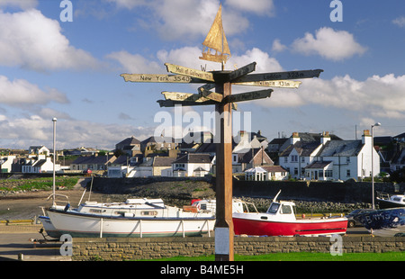 Port William sur le bord de la baie de Luce dans le Machars de Galloway littoral la direction et la distance sign post harbour Ecosse Banque D'Images