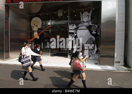 Ecolières passe devant un manga shop à Tokyo. Banque D'Images