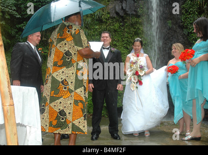 Cérémonie de mariage des caraïbes sous la pluie dans soufriere St Lucia Banque D'Images