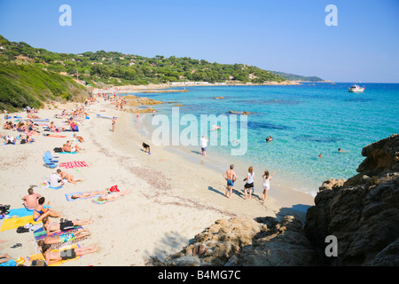 Les touristes jouissent de leurs vacances sur la plage de l'Escalet à la Côte d'Azur / Provence / Sud de la France Banque D'Images