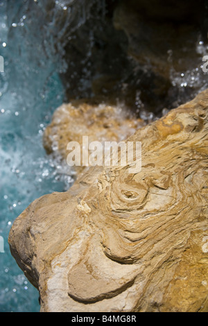 ABSRACT IMAGE DE L'EAU TOMBANT DANS UNE ROCHE PISCINE SPA Banque D'Images