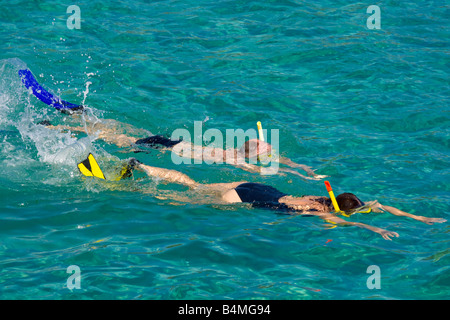 Un homme et une femme en apnée dans la baie de L'Escalet à la Côte d'Azur / Provence / Sud de la France Banque D'Images