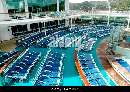 Des chaises longues sur la terrasse de la piscine du bateau de croisière Royal Caribbean aventure "de la mer" Banque D'Images