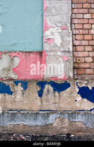 La desquamation et l'écaillage de la peinture sur l'ancien cinéma Odéon St Albans UK Banque D'Images