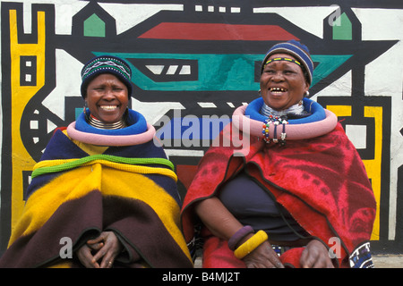 L'Afrique du Sud, le Ndebele Mapoch Village, peintures murales traditionnelles des femmes avec des vêtements traditionnels et de décoration Banque D'Images
