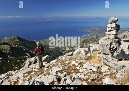 Une marchette dans les montagnes Taygetos regarde vers le bas en direction de Kardamyli sur l'Mani côte, Péloponnèse, Grèce Banque D'Images