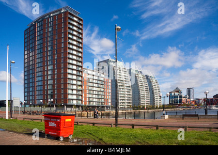 Appartements donnant sur le bassin du Huron, Salford Quays, UK Banque D'Images