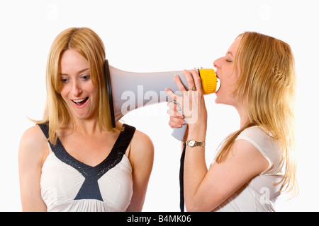 TWIN SISTERS WITH MEGAPHONE Banque D'Images