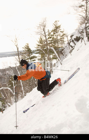 Un skieur de télémark dans l'arrière-pays de la section extrême ski Mount Bohemia dans Michigans Upper Peninsula Banque D'Images