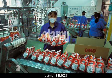 Vietnam Hanoi Les femmes travaillant dans l'usine de savon de lavage OMO Unilever Lever Brothers Banque D'Images