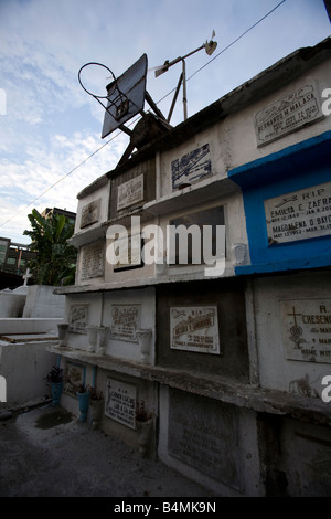 Un paniers de basket-ball, apposée au sommet d'une pile de tombes au cimetière catholique de Makati à Makati City (Manille), Philippines. Banque D'Images