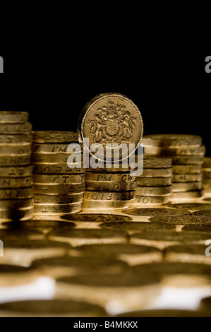 Piles de vieilles pièces de monnaie en livres avec fond noir Banque D'Images