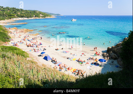 Les touristes jouissent de leurs vacances sur la plage de l'Escalet à la Côte d'Azur / Provence / Sud de la France Banque D'Images