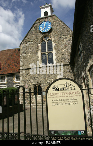 Ville de Canterbury, Angleterre. Entrée principale et signe pour le musée de Canterbury. Banque D'Images