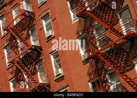 Un quartier de New York appartement brique comme vu de la rue. Banque D'Images