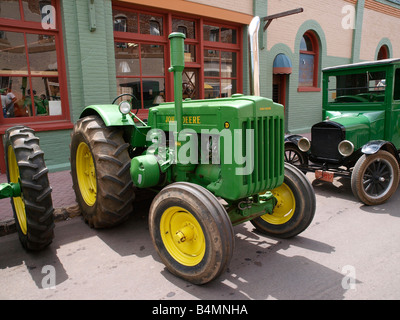Tracteur John Deere Modèle D avec d'autres tracteurs classic parée pour la 4e Parade Juillet Williams AZ US Banque D'Images