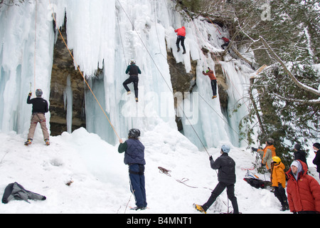 Au cours de l'escalade sur glace à Glace : Michigan Pictured Rocks National Lakeshore, dans la Péninsule Supérieure du Michigan Munising Banque D'Images