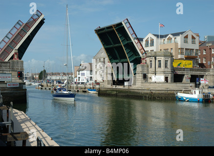 Location de passage dans la ville de Weymouth, pont soulevé, Dorset, England, UK Banque D'Images