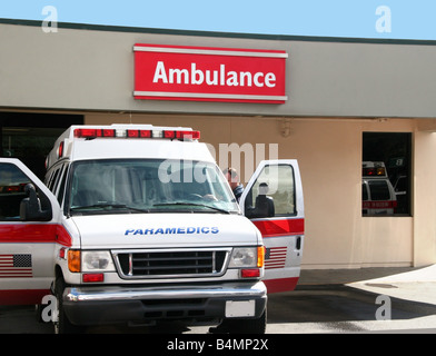 Les ambulanciers voiture en face de l'hôpital Banque D'Images