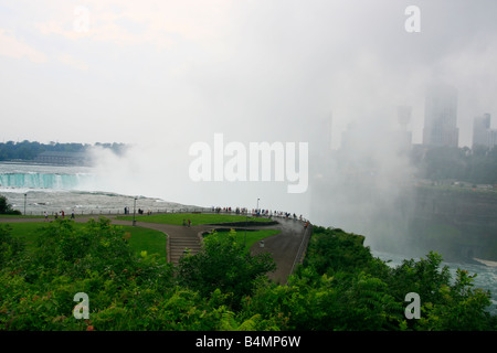 Bord des chutes d'eau du Niagara à NY États-Unis d'au-dessus de la vue de dessus avec les touristes paysage horizontal brouillard eau vie quotidienne américaine vivant en haute résolution Banque D'Images