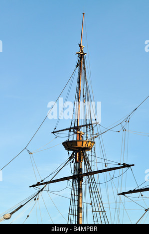Mât supérieur et espars du Mayflower 2 contre le ciel bleu au port de Plymouth, MA avec gréement et Crows Nest. USA Banque D'Images