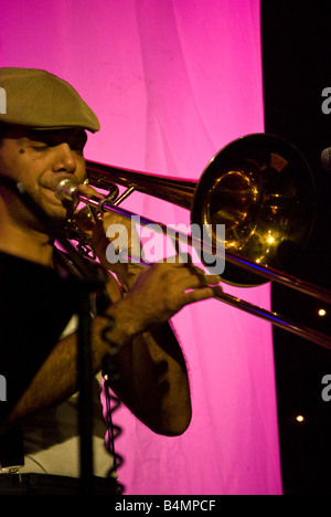 Le tromboniste de spaghetti swing sur le Festival 2008 Henley Banque D'Images