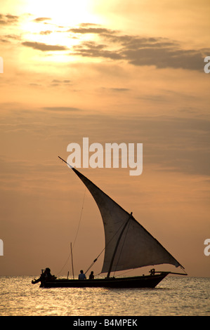 Au coucher du soleil à Dow de l'Océan Indien à Zanzibar Banque D'Images