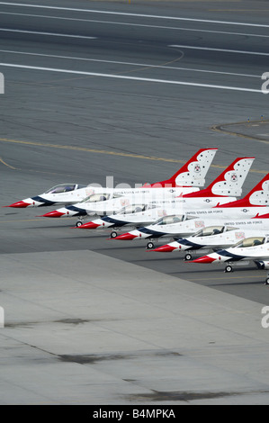 F-16 avions de combat de l'équipe de voltige des Thunderbirds alignés sur le tarmac de Elmendorf Air Force Base - Alaska Banque D'Images