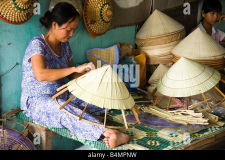 Couple conique traditionnelle des chapeaux de paille ; Hue, Vietnam Banque D'Images