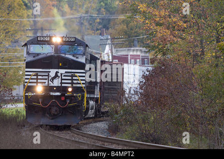 Un train de marchandises de la Norfolk Southern arrondit un courbe à Wells Pont, New York sur l'ex Delaware and Hudson railroad. Banque D'Images