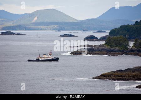 Un remorqueur manœuvre entre les rivages rocheux dans les eaux près de Sitka Alaska Banque D'Images