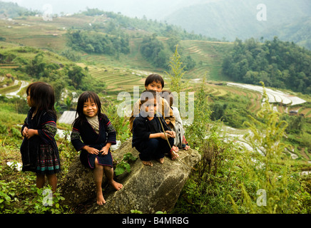 Enfants Hmong noir, le village lao Chai, SAPA, Vietnam Banque D'Images