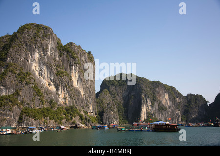 Village flottant et marché, Halong Bay, Vietnam Banque D'Images