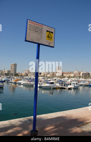 Panneau d'avertissement en quatre langues dans la marina, Alicante, Alicante Province, Comunidad Valenciana, Espagne Banque D'Images