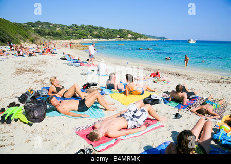 Les touristes jouissent de leurs vacances sur la plage de l'Escalet à la Côte d'Azur / Provence / Sud de la France Banque D'Images