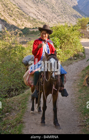 Femme autochtone andine péruvienne à cheval le long du chemin de l'Inca Banque D'Images