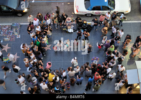 Artistes de rue, recueillir une foule sur le trottoir d'Hollywood Boulevard Banque D'Images