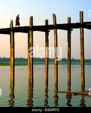 Monk traversant le pont U-Bein, la plus longue plage en teck dans le monde au cours de la rivière Ayeyarwady, Amarapura, Mandalay, Myanmar (Birmanie) Banque D'Images