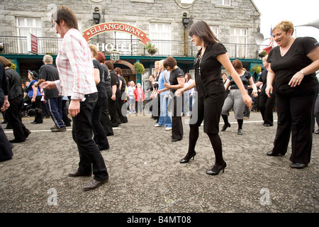 La danse en ligne sur la rue à Creetown Festival de musique country qui fait partie d'Gaelforce Arts et culture Festival UK Banque D'Images