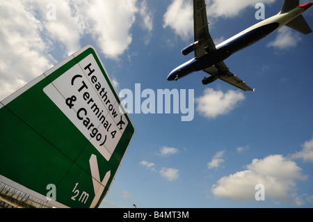 Airbus A320 232 à venir en avion à atterrir à l'aéroport Heathrow de Londres Angleterre Royaume-Uni Grande-Bretagne Banque D'Images