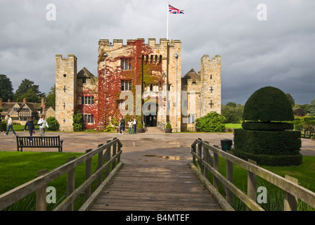 Grand angle horizontal de l'extérieur avant d'Hever Castle dans le soleil. Banque D'Images