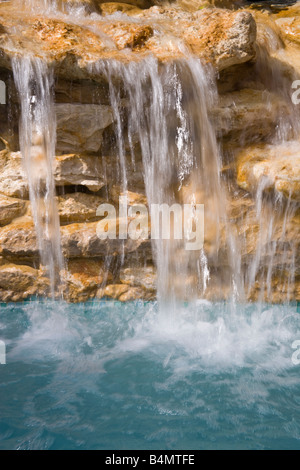 La chute de l'EAU DANS UNE PISCINE SPA Banque D'Images