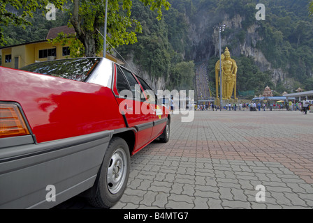 L'IDOLE DE SUBRAMANYA ÉNORME À L'entrée des grottes de Batu À KUALA LUMPUR, MALAISIE Banque D'Images