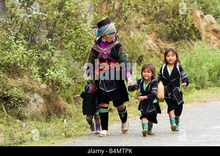 La famille Hmong noir, le village lao Chai, SAPA, Vietnam Banque D'Images