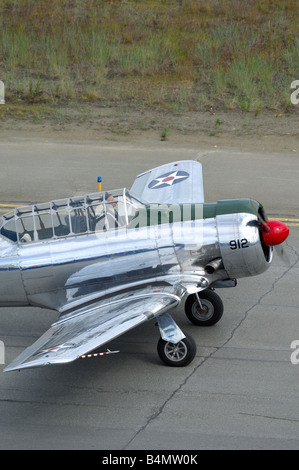 Ancien formateur avion North American AT-6 Texan sur le taxyway au cours d'un meeting aérien en Alaska Banque D'Images